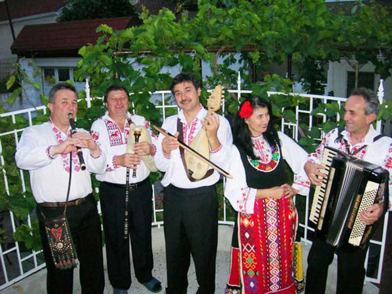 Фолклорен-оркестър