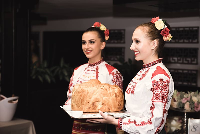 Фолклорно-посрещане